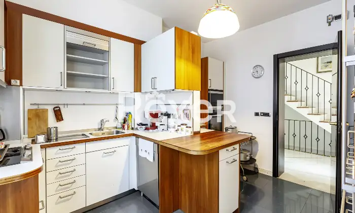 Rexer-Villa-Guardia-Villa-depoca-con-giardino-Altro