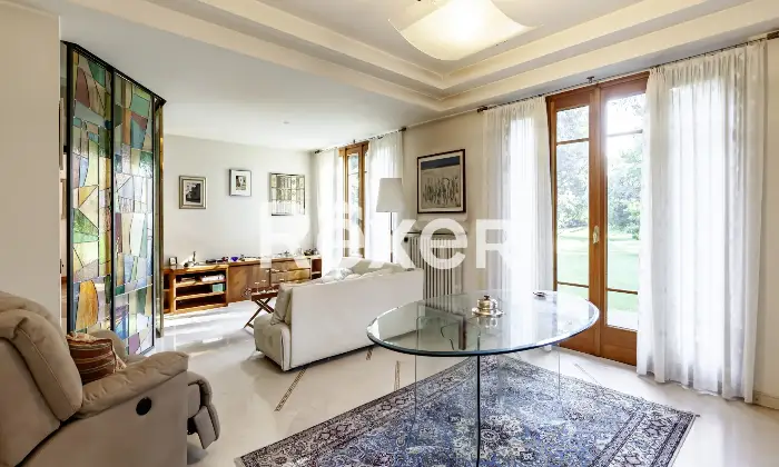 Rexer-Villa-Guardia-Villa-depoca-con-giardino-Altro