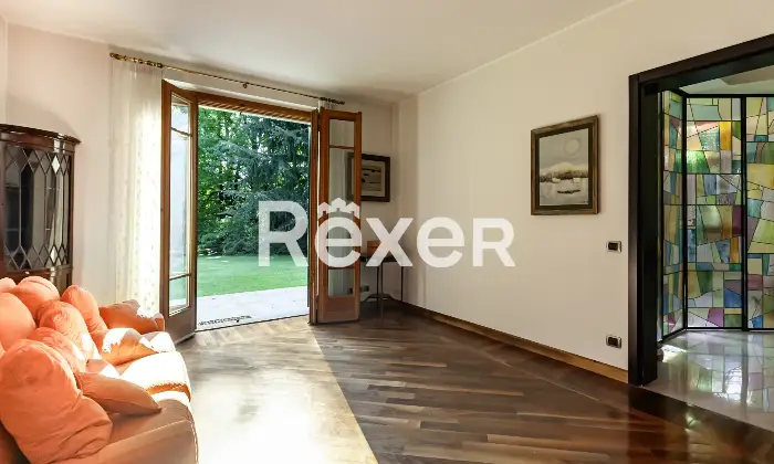 Rexer-Villa-Guardia-Villa-depoca-con-giardino-Altro
