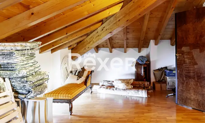 Rexer-Villa-Guardia-Villa-depoca-con-giardino-Altro