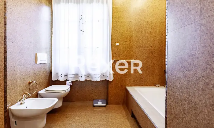 Rexer-Villa-Guardia-Villa-depoca-con-giardino-Altro
