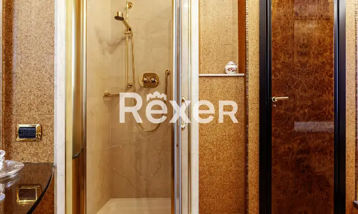 Rexer-Villa-Guardia-Villa-depoca-con-giardino-Altro