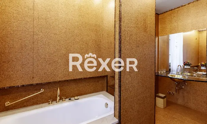 Rexer-Villa-Guardia-Villa-depoca-con-giardino-Altro
