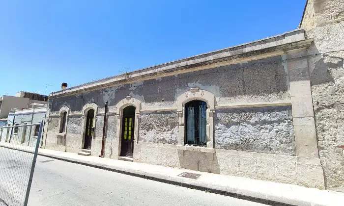 Rexer-Siracusa-Immobile-indipendente-di-pregio-fronte-mare-in-Riviera-Garage
