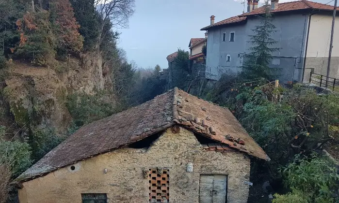 Rexer-Cremia-Rustico-indipendente-con-terreno-e-vista-parziale-lago-a-Cremia-CO-nella-Borgata-di-Vignola-Altro