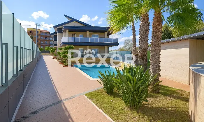 Rexer-Trani-Villa-di-pregio-classe-A-vista-mare-con-piscina-Altro