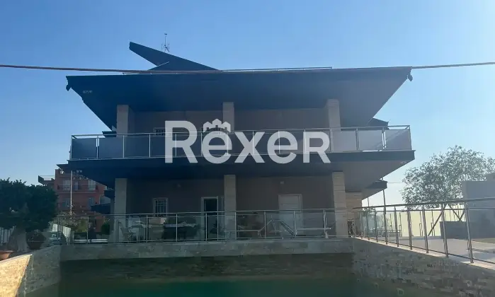 Rexer-Trani-Villa-di-pregio-classe-A-vista-mare-con-piscina-Altro