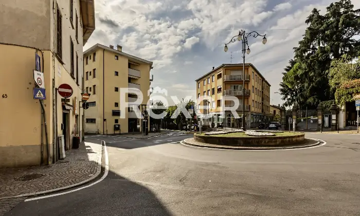 Rexer-Alzano-Lombardo-TRILOCALE-ULTIMO-PIANO-CON-BOX-E-CANTINA-Altro