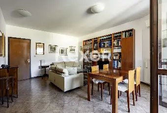 Rexer-Alzano-Lombardo-TRILOCALE-ULTIMO-PIANO-CON-BOX-E-CANTINA-Altro