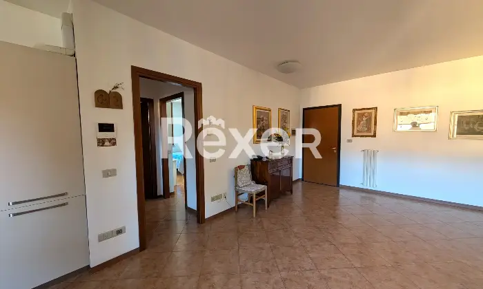 Rexer-Alzano-Lombardo-TRILOCALE-ULTIMO-PIANO-CON-BOX-E-CANTINA-Altro