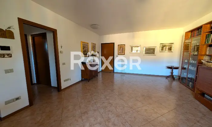 Rexer-Alzano-Lombardo-TRILOCALE-ULTIMO-PIANO-CON-BOX-E-CANTINA-Altro