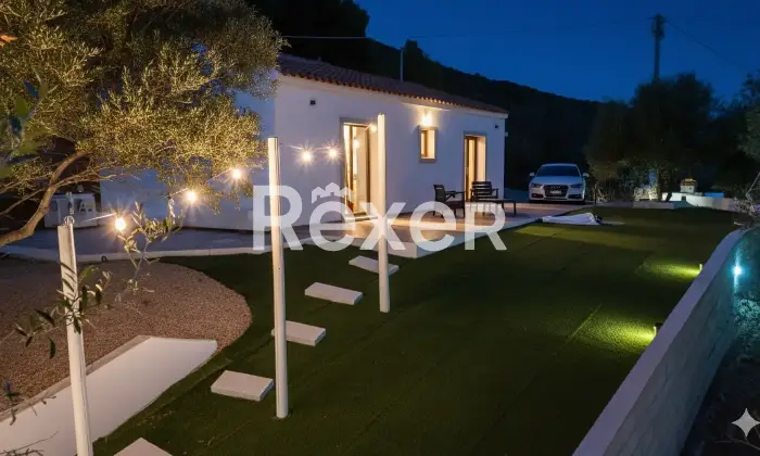 Rexer-Strugas-Villa-singola-con-vista-mare-e-minipiscina-ristrutturata-Giardino