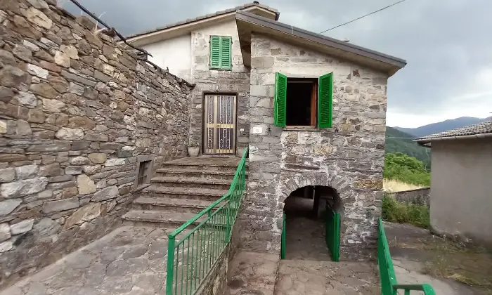 Rexer-ZERI-Abitazione-in-pietra-su-due-livelli-a-Zeri-frazione-Patigno-Altro