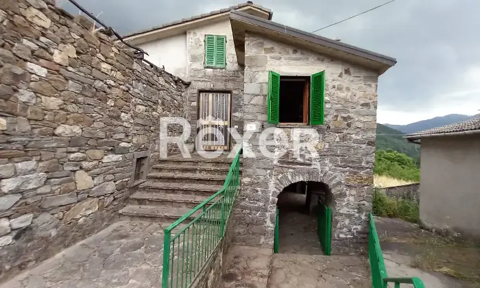 Rexer-ZERI-Abitazione-in-pietra-su-due-livelli-a-Zeri-frazione-Patigno-Altro