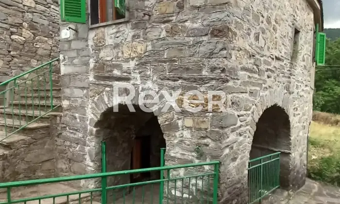 Rexer-ZERI-Abitazione-in-pietra-su-due-livelli-a-Zeri-frazione-Patigno-Altro