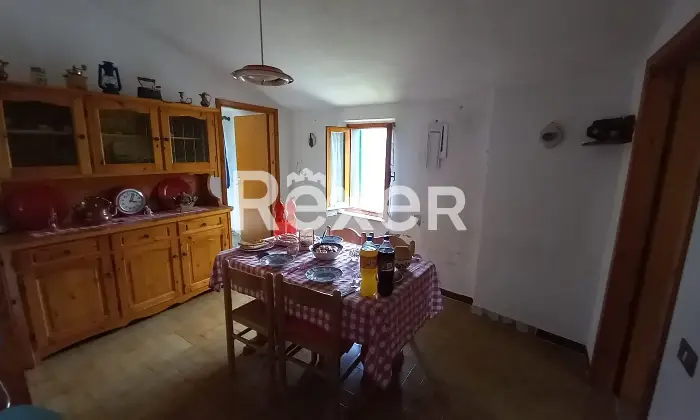 Rexer-ZERI-Abitazione-in-pietra-su-due-livelli-a-Zeri-frazione-Patigno-Altro