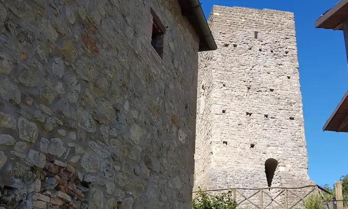 Rexer-zocca-Rustico-indipendente-nel-cortile-della-Torre-Antica-libero-su-tre-lati-confinante-con-un-altra-propriet-Altro