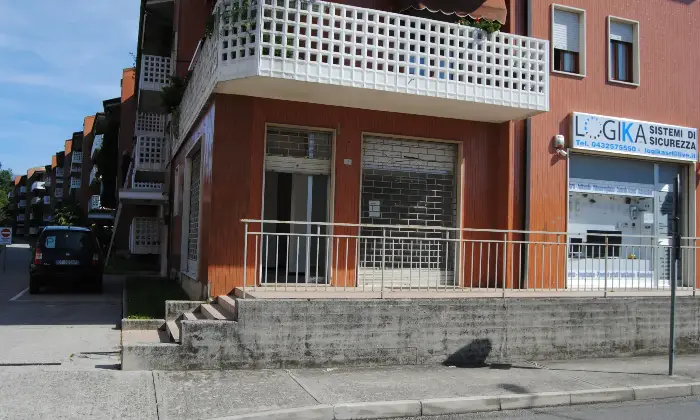 Rexer-Tricesimo-Tricesimo-semicentro-vendesi-negozioufficio-Vetrina