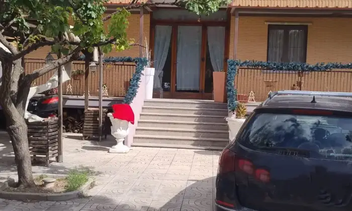 Rexer-Lucera-Villetta-a-schiera-su-tre-piani-con-giardino-Altro