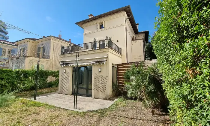 Rexer-Pesaro-Villa-di-Prestigio-a-Pesaro-con-Giardino-Privato-e-Garage-Altro
