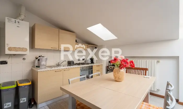 Rexer-Milano-Luminosa-mansarda-di-mq-in-contesto-del-Altro