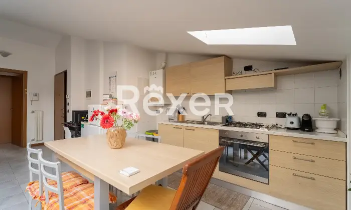 Rexer-Milano-Luminosa-mansarda-di-mq-in-contesto-del-Altro