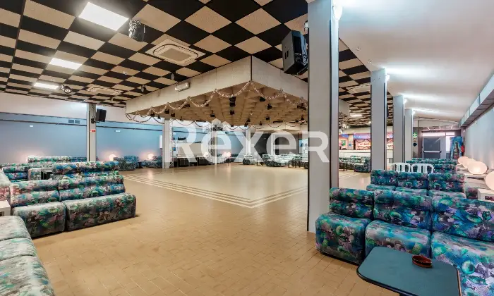 Rexer-Borgo-San-Giacomo-Locale-commerciale-Sala-da-ballo-con-spazio-estivo-e-parcheggio-privato-Altro