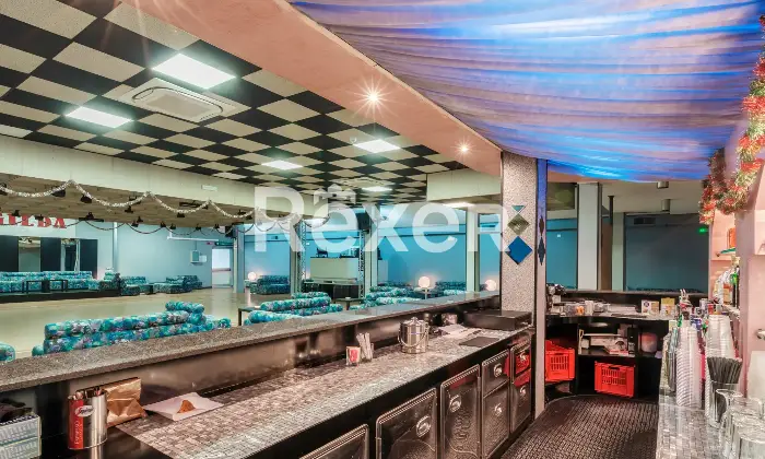Rexer-Borgo-San-Giacomo-Locale-commerciale-Sala-da-ballo-con-spazio-estivo-e-parcheggio-privato-Altro