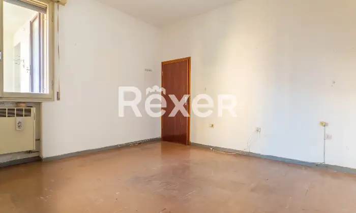 Rexer-Ferrara-Appartamento-con-camere-da-letto-Da-ristrutturare-Altro