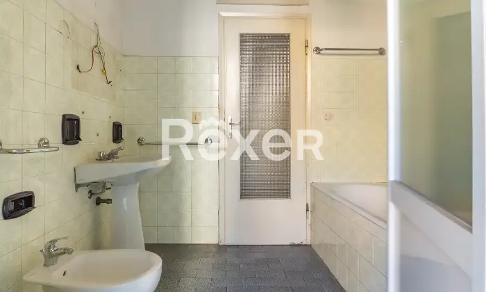 Rexer-Ferrara-Appartamento-con-camere-da-letto-Da-ristrutturare-Altro