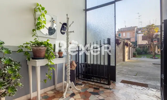 Rexer-Ferrara-Appartamento-con-camere-da-letto-Da-ristrutturare-Altro