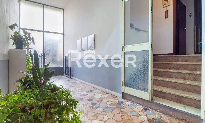 Rexer-Ferrara-Appartamento-con-camere-da-letto-Da-ristrutturare-Altro