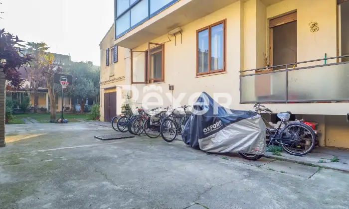 Rexer-Ferrara-Appartamento-con-camere-da-letto-Da-ristrutturare-Altro