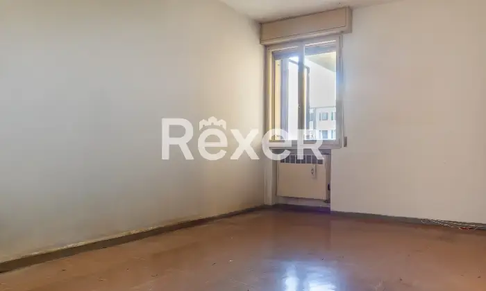 Rexer-Ferrara-Appartamento-con-camere-da-letto-Da-ristrutturare-Altro