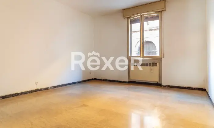 Rexer-Ferrara-Appartamento-con-camere-da-letto-Da-ristrutturare-Altro