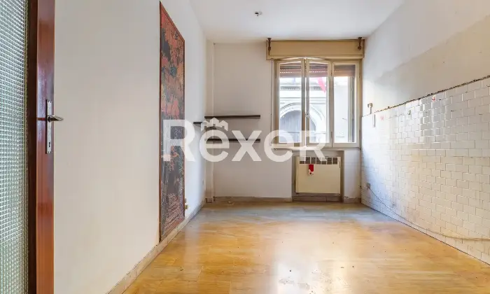Rexer-Ferrara-Appartamento-con-camere-da-letto-Da-ristrutturare-Altro