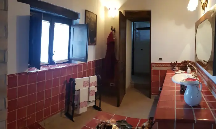 Rexer-Mevale-Prestigioso-complesso-in-pietra-con-piscina-panoramica-Mevale-Visso-MC-Altro