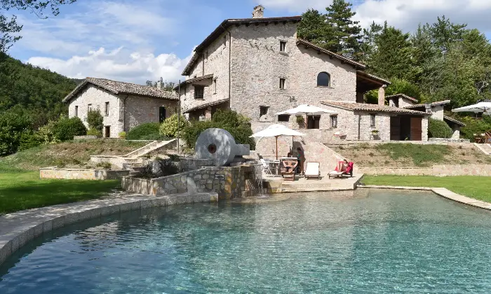 Rexer-Mevale-Prestigioso-complesso-in-pietra-con-piscina-panoramica-Mevale-Visso-MC-Altro