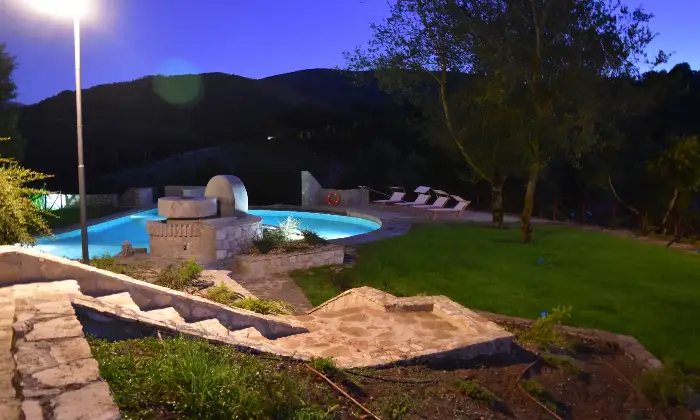 Rexer-Mevale-Prestigioso-complesso-in-pietra-con-piscina-panoramica-Mevale-Visso-MC-Altro