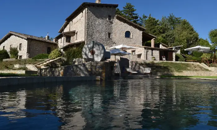 Rexer-Mevale-Prestigioso-complesso-in-pietra-con-piscina-panoramica-Mevale-Visso-MC-Altro