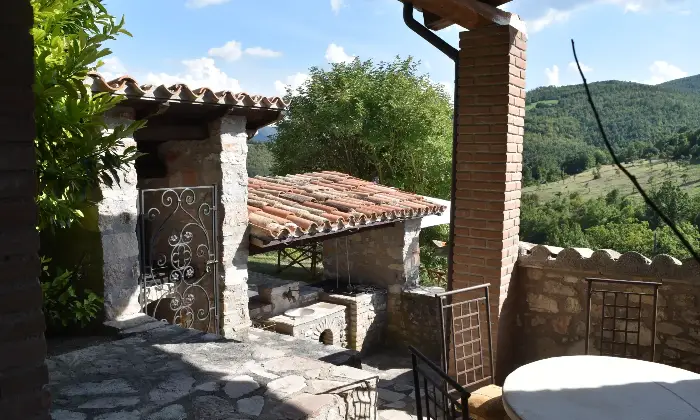 Rexer-Mevale-Prestigioso-complesso-in-pietra-con-piscina-panoramica-Mevale-Visso-MC-Altro