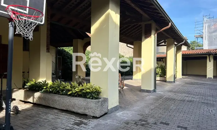 Rexer-Cavaione-Rustico-indipendente-di-grande-metratura-su-due-livelli-con-corte-interna-e-giardino-Altro