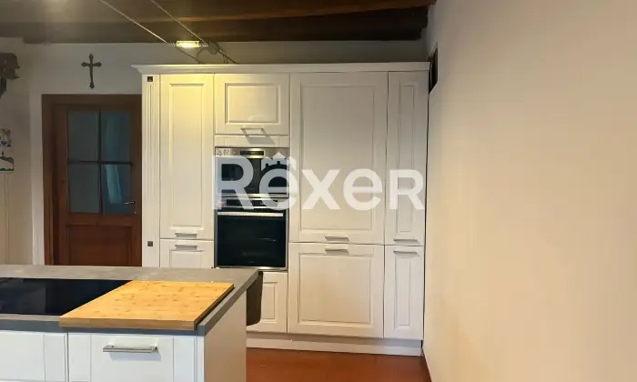 Rexer-Cavaione-Rustico-indipendente-di-grande-metratura-su-due-livelli-con-corte-interna-e-giardino-Altro