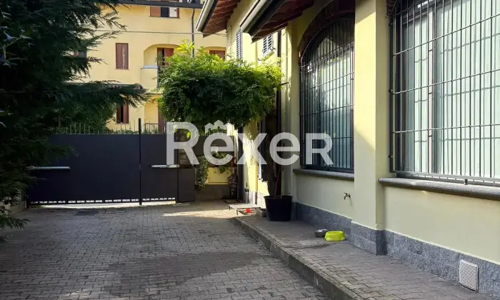 Rexer-Cavaione-Rustico-indipendente-di-grande-metratura-su-due-livelli-con-corte-interna-e-giardino-Altro