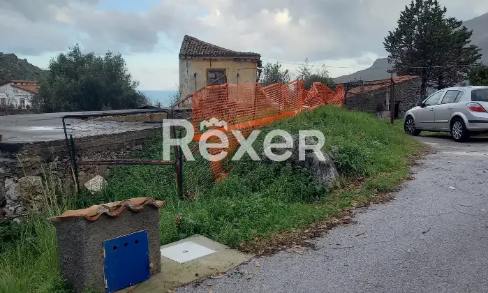 Rexer-Praia-a-Mare-Fabbricato-inagibile-ruderi-ovile-stalla-con-terreno-edificabile-Giardino