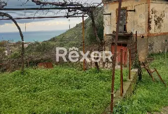 Rexer-Praia-a-Mare-Fabbricato-inagibile-ruderi-ovile-stalla-con-terreno-edificabile-Terrazzo