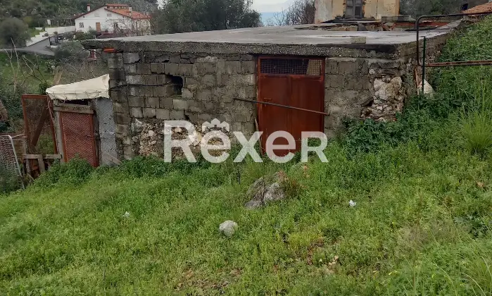 Rexer-Praia-a-Mare-Fabbricato-inagibile-ruderi-ovile-stalla-con-terreno-edificabile-Terrazzo