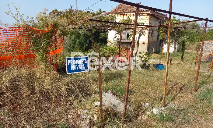 Rexer-Praia-a-Mare-Fabbricato-inagibile-ruderi-ovile-stalla-con-terreno-edificabile-Giardino