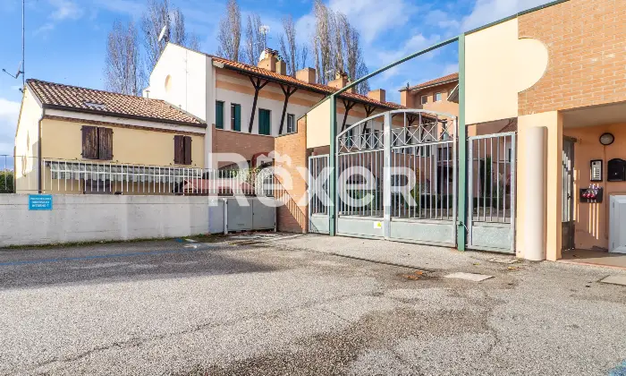 Rexer-Ferrara-Soluzione-semiindipendente-libera-su-quattro-lati-con-corte-e-box-Altro