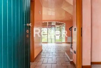 Rexer-Ferrara-Torre-su-quattro-livelli-con-corte-privata-e-box-auto-Altro